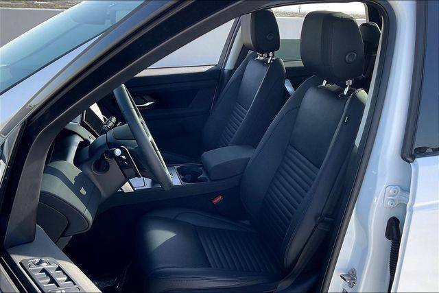 Photo of 2024 Fuji White Land Rover Discovery Sport
