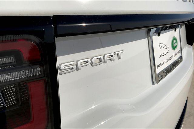 Photo of 2024 Fuji White Land Rover Discovery Sport