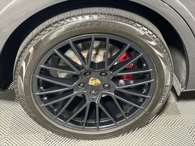 Photo of 2021 Quartzite Grey Metallic Porsche Cayenne
