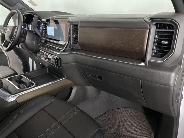 Photo of 2024 Iridescent Pearl Tricoat Chevrolet Silverado 2500