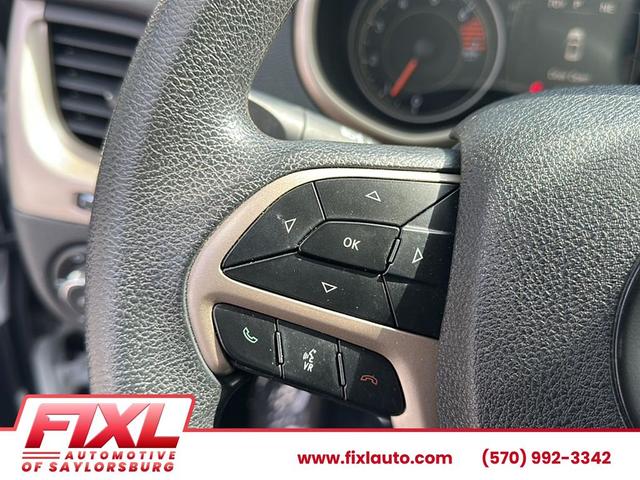 Photo of 2018 Bright White Clearcoat Jeep Cherokee
