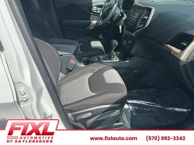 Photo of 2018 Bright White Clearcoat Jeep Cherokee