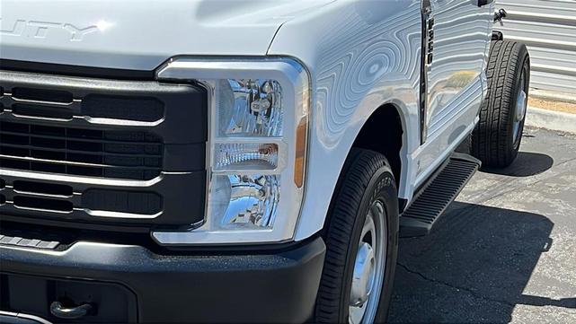 Photo of 2025 Oxford White Ford F-350