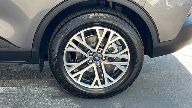 Photo of 2022 Carbonized Gray Metallic Ford Escape