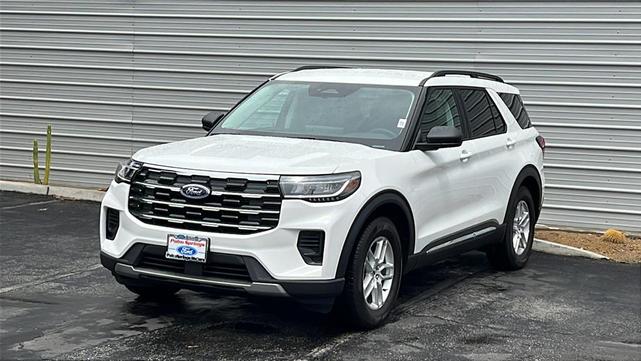 Photo of 2025 Star White Metallic Tri-Coat Ford Explorer