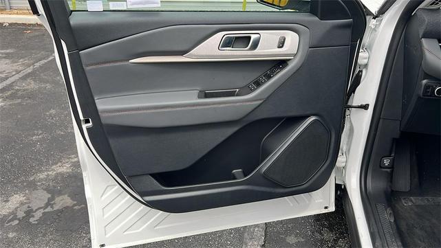 Photo of 2025 Star White Metallic Tri-Coat Ford Explorer