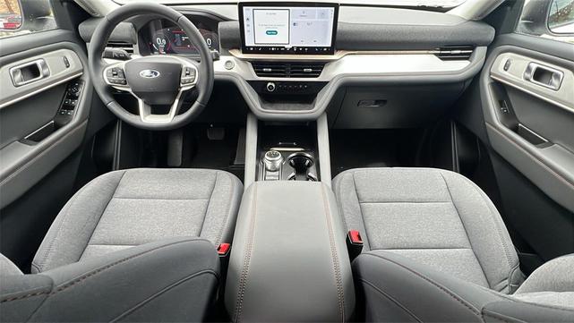 Photo of 2025 Star White Metallic Tri-Coat Ford Explorer