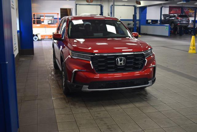 Photo of 2025 Radiant Red Metallic II Honda Pilot