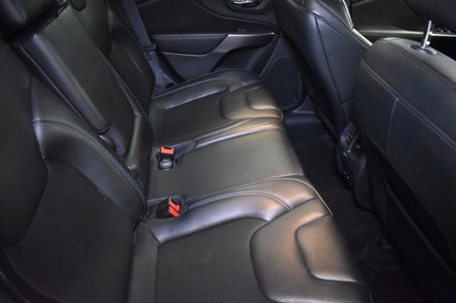 Photo of 2020 Diamond Black Crystal Pearlcoat Jeep Cherokee