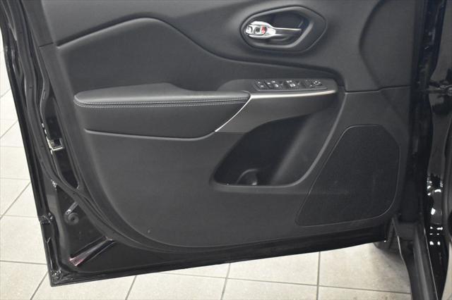 Photo of 2020 Diamond Black Crystal Pearlcoat Jeep Cherokee
