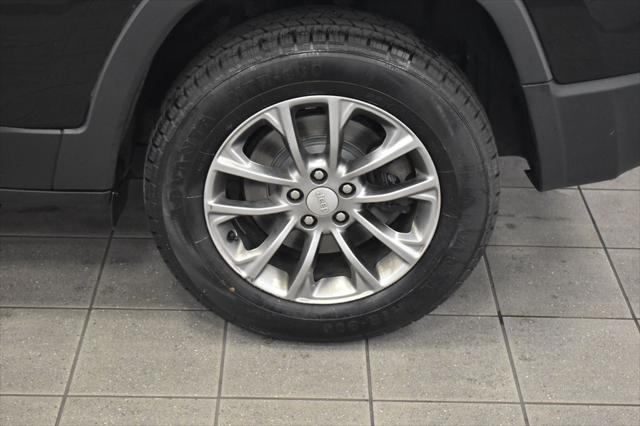 Photo of 2020 Diamond Black Crystal Pearlcoat Jeep Cherokee