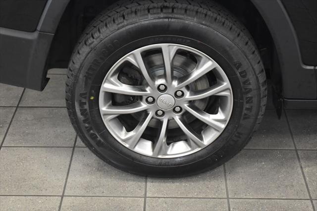 Photo of 2020 Diamond Black Crystal Pearlcoat Jeep Cherokee