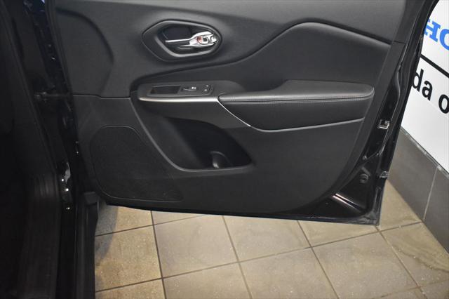 Photo of 2020 Diamond Black Crystal Pearlcoat Jeep Cherokee