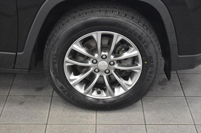 Photo of 2020 Diamond Black Crystal Pearlcoat Jeep Cherokee