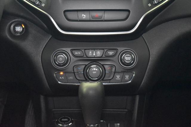 Photo of 2020 Diamond Black Crystal Pearlcoat Jeep Cherokee