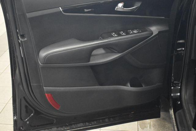 Photo of 2020 Ebony Black Kia Sorento