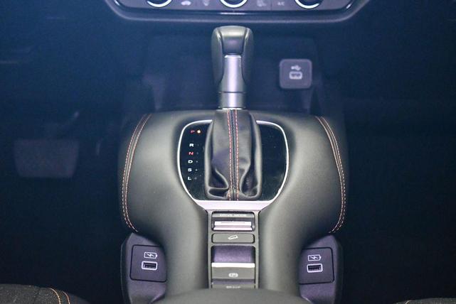 Photo of 2023 Platinum White Pearl Honda HR-V