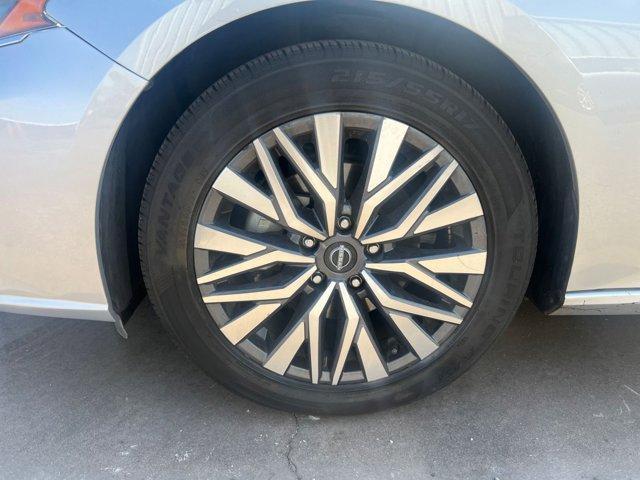 Photo of 2023 Brilliant Silver Metallic Nissan Altima