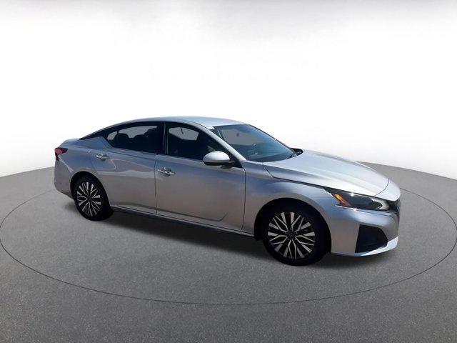 Photo of 2023 Brilliant Silver Metallic Nissan Altima