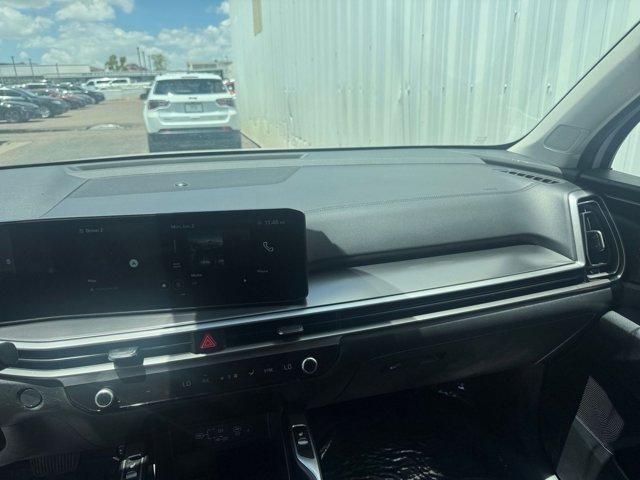 Photo of 2024 Glacial White Pearl Kia Sorento