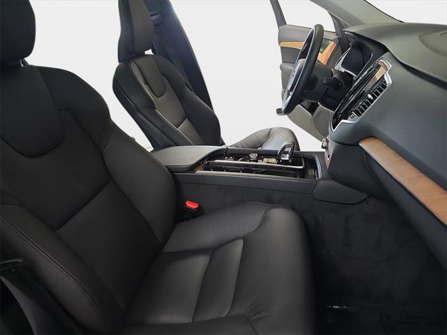 Photo of 2023 Silver Dawn Metallic Volvo XC90