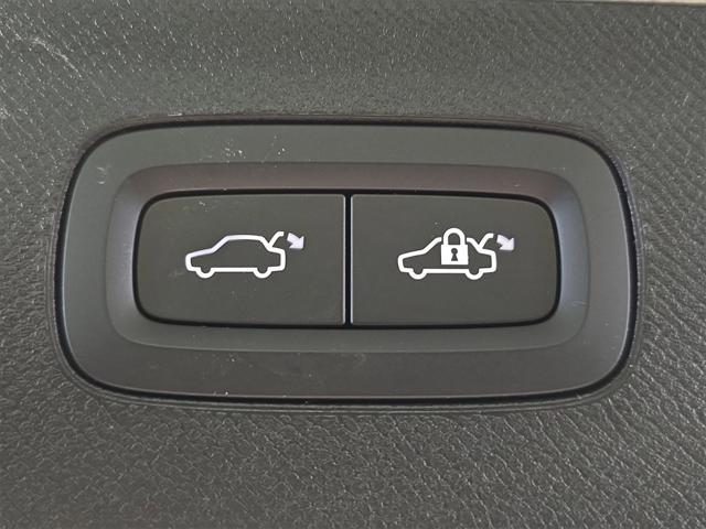 Photo of 2023 Silver Dawn Metallic Volvo XC90