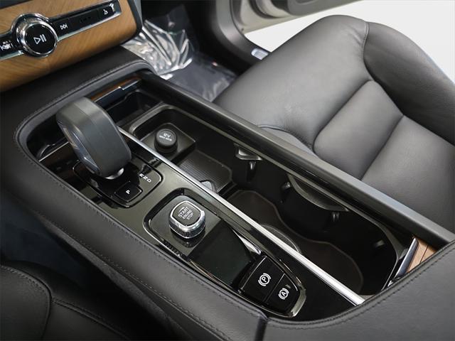 Photo of 2023 Silver Dawn Metallic Volvo XC90