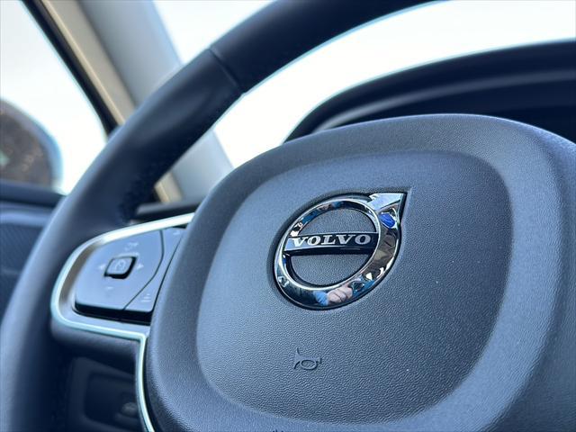 Photo of 2025 Crystal White Metallic Volvo XC60