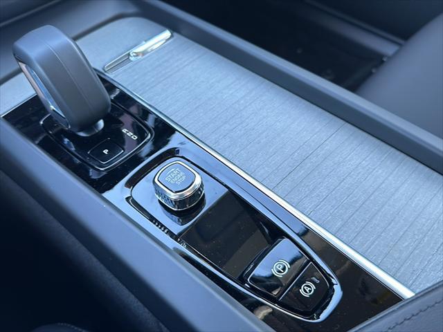 Photo of 2025 Crystal White Metallic Volvo XC60