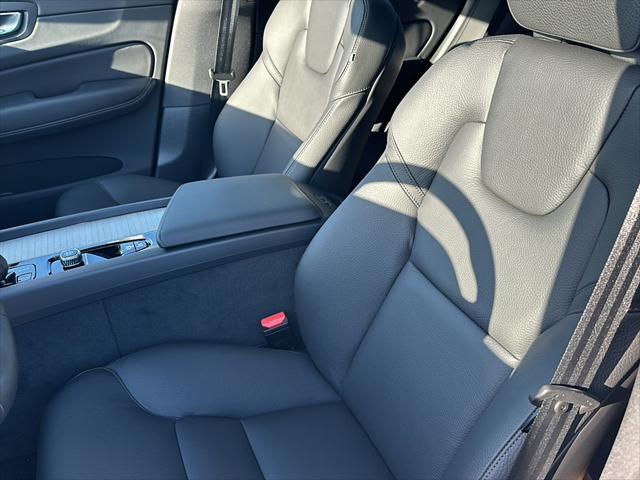 Photo of 2025 Crystal White Metallic Volvo XC60
