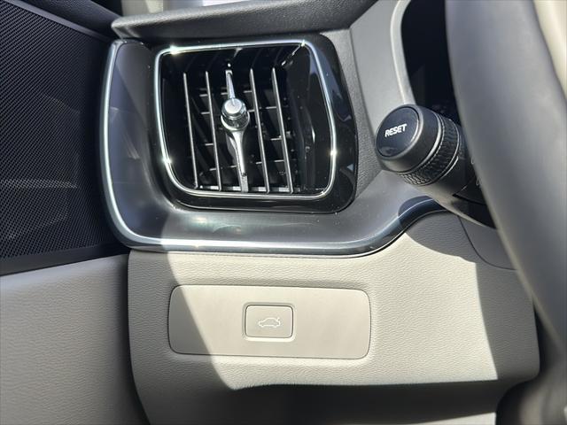 Photo of 2025 Denim Blue Metallic Volvo XC60