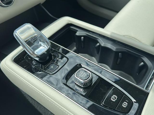 Photo of 2025 Onyx Black Metallic Volvo XC90