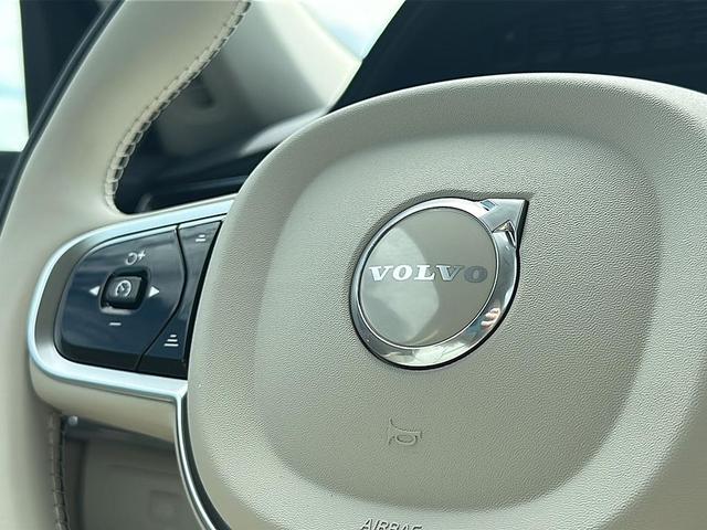 Photo of 2025 Onyx Black Metallic Volvo XC90