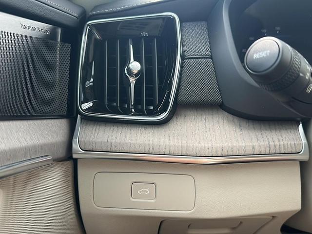 Photo of 2025 Onyx Black Metallic Volvo XC90