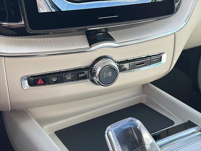 Photo of 2026 Onyx Black Metallic Volvo XC60 Plug-In Hybrid