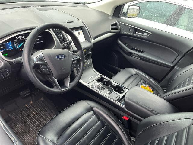 Photo of 2019 Oxford White Ford Edge