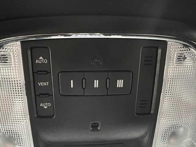 Photo of 2021 Diamond Black Crystal Pearlcoat Jeep Grand Cherokee