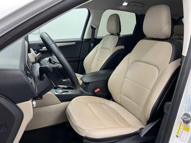 Photo of 2022 Star White Metallic Tri-Coat Ford Escape