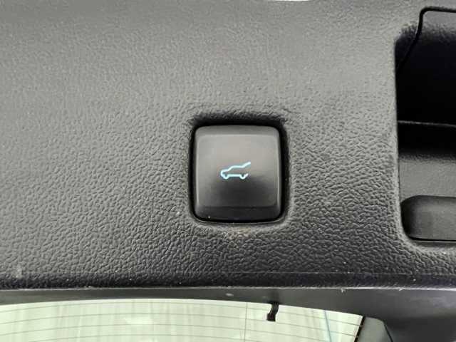 Photo of 2022 Star White Metallic Tri-Coat Ford Escape
