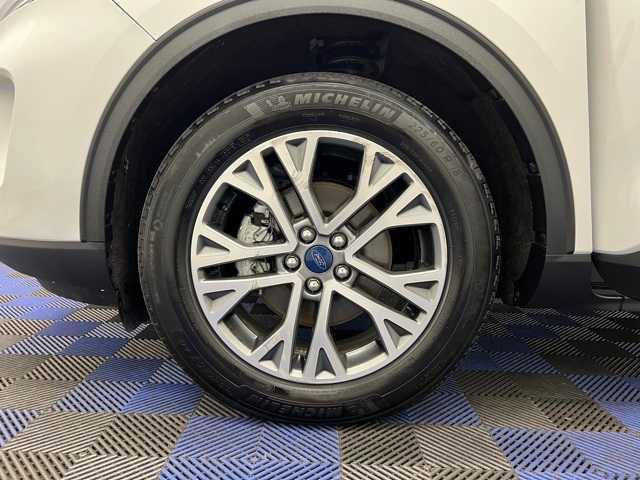 Photo of 2022 Star White Metallic Tri-Coat Ford Escape
