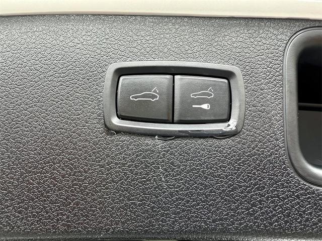 Photo of 2022 Carrara White Metallic Porsche Macan