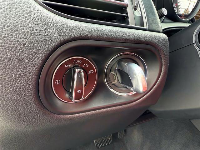 Photo of 2021 Jet Black Metallic Porsche Macan