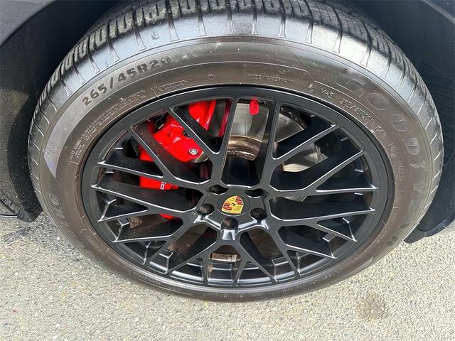 Photo of 2021 Jet Black Metallic Porsche Macan