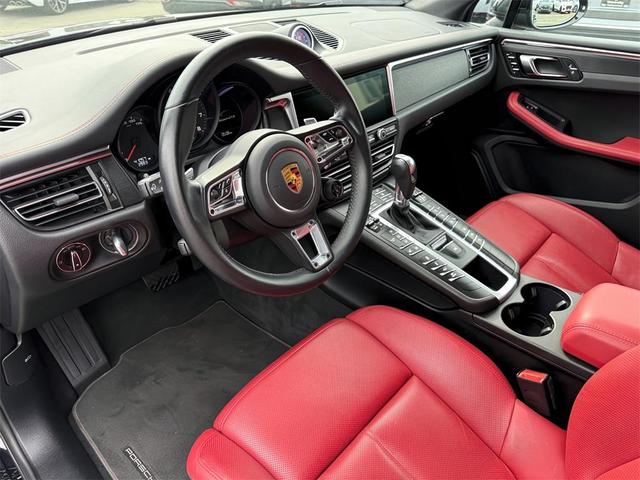 Photo of 2021 Jet Black Metallic Porsche Macan