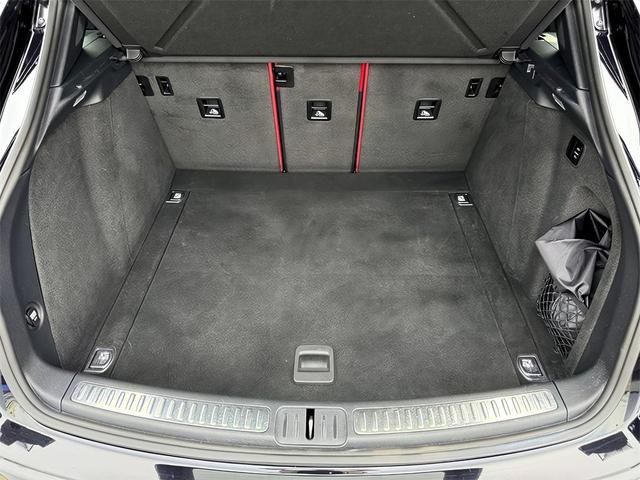Photo of 2021 Jet Black Metallic Porsche Macan