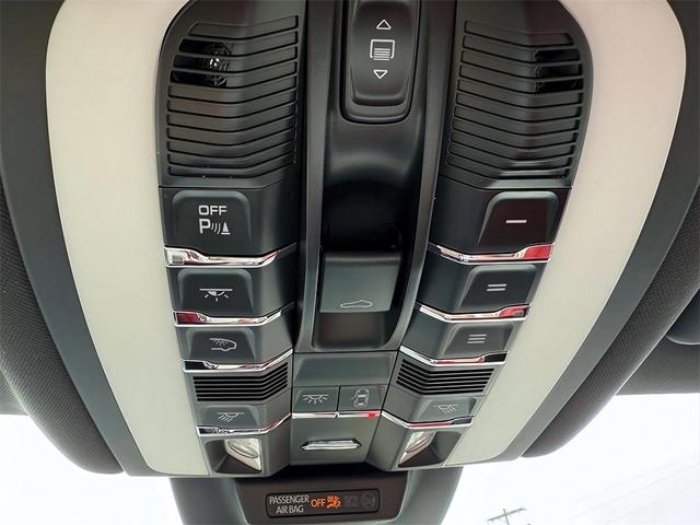 Photo of 2021 Jet Black Metallic Porsche Macan