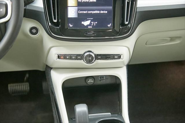 Photo of 2022 Onyx Black Metallic Volvo XC40