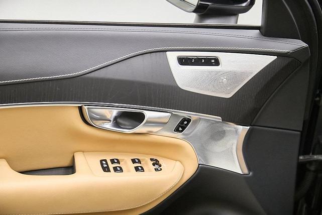 Photo of 2022 Onyx Black Metallic Volvo XC90 Recharge Plug-In Hybrid