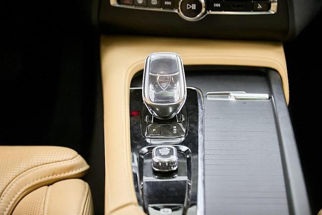 Photo of 2022 Onyx Black Metallic Volvo XC90 Recharge Plug-In Hybrid