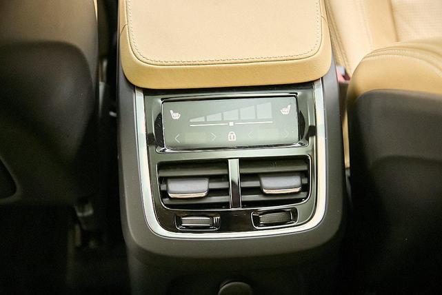 Photo of 2022 Onyx Black Metallic Volvo XC90 Recharge Plug-In Hybrid